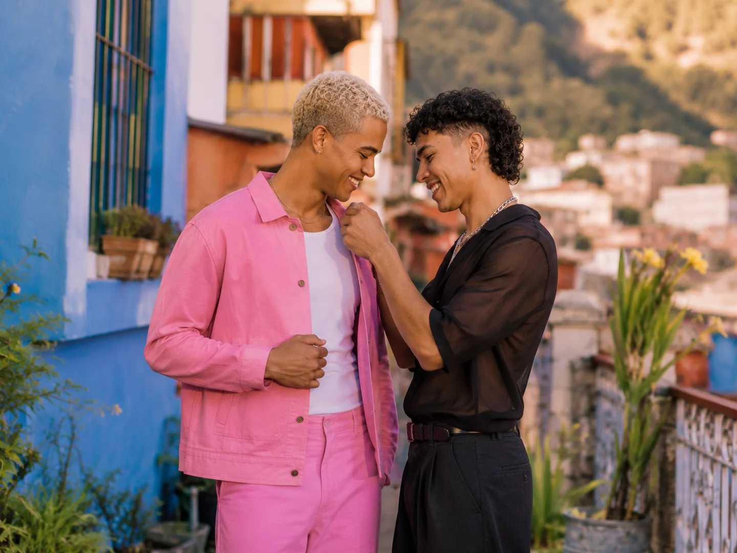 Pareja LGBTQ+ compartiendo un momento de cariño
